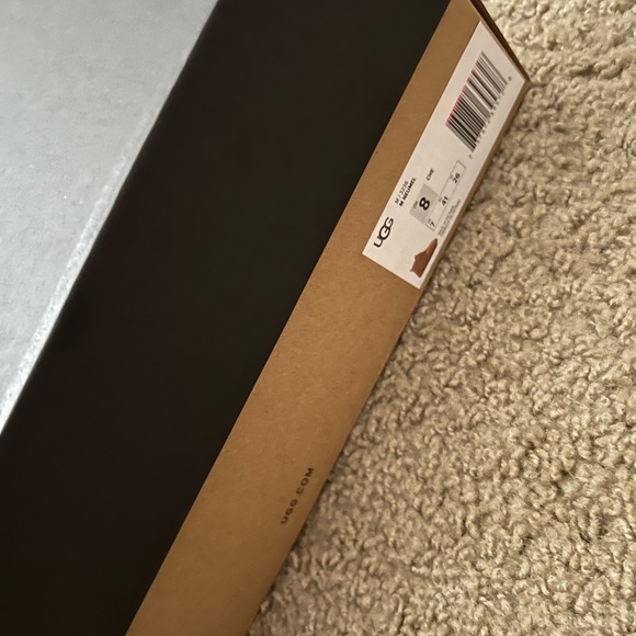 UGGS - Picture 2 of 3